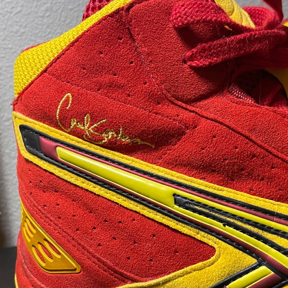 2007 Asics Cael Sanderson V3.0 Wrestling Cyclone Gold Red Shoes JY700; Size 8 W.